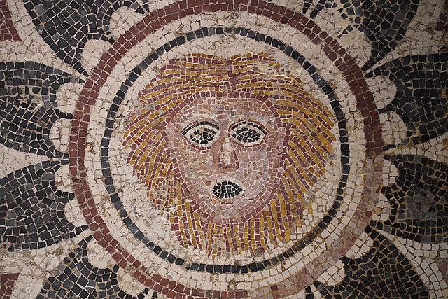 Photographie d'une mosaïque du 4e siècle avant Jésus-Christ représentant le visage du dieu grec de la terrer Phobos